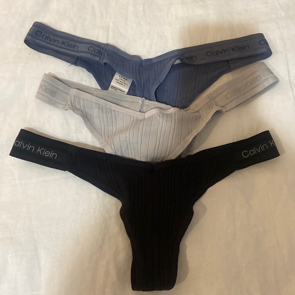 NWOT Calvin Klein Thongs